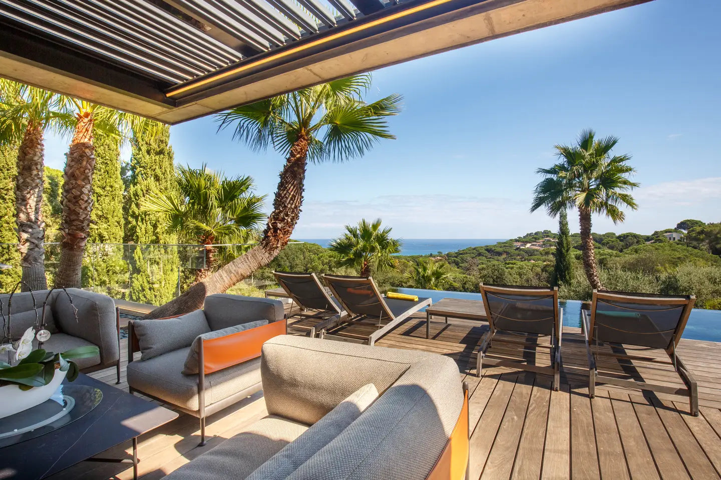 Renson Aero louvered roof outdoor lounge