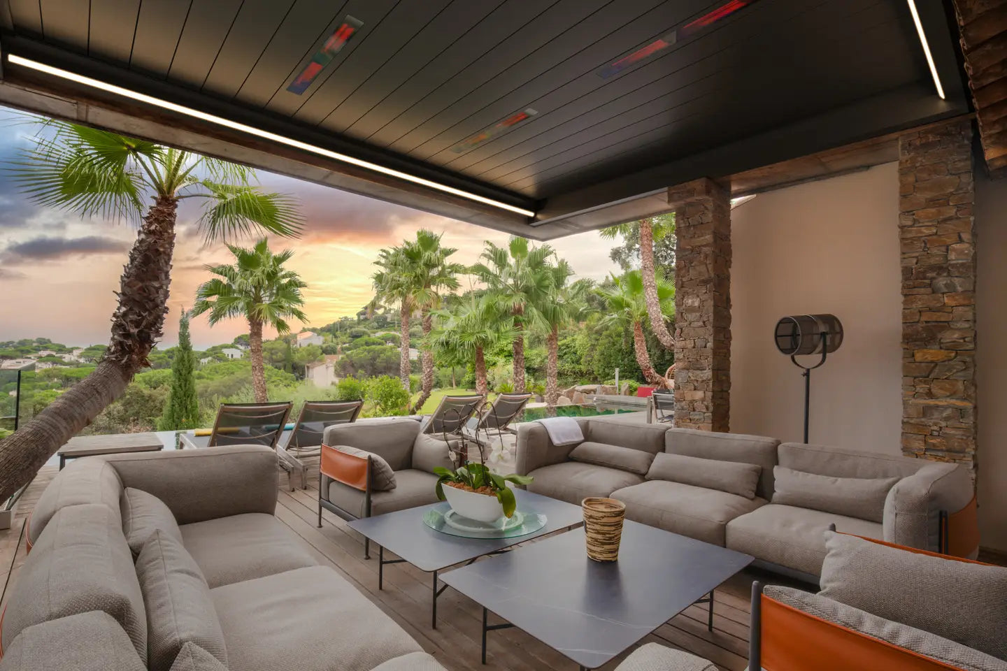 Renson Aero louvered roof closed with Lineo Heat on