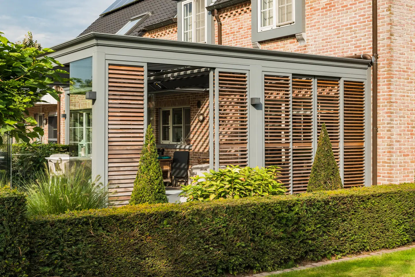 Renson Algarve pergola with side screens
